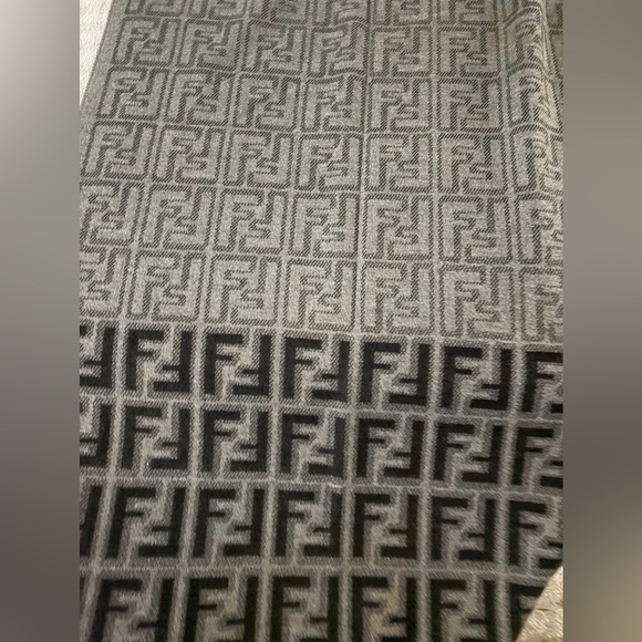 Fendi reversible Scarf - Picture 6 of 9